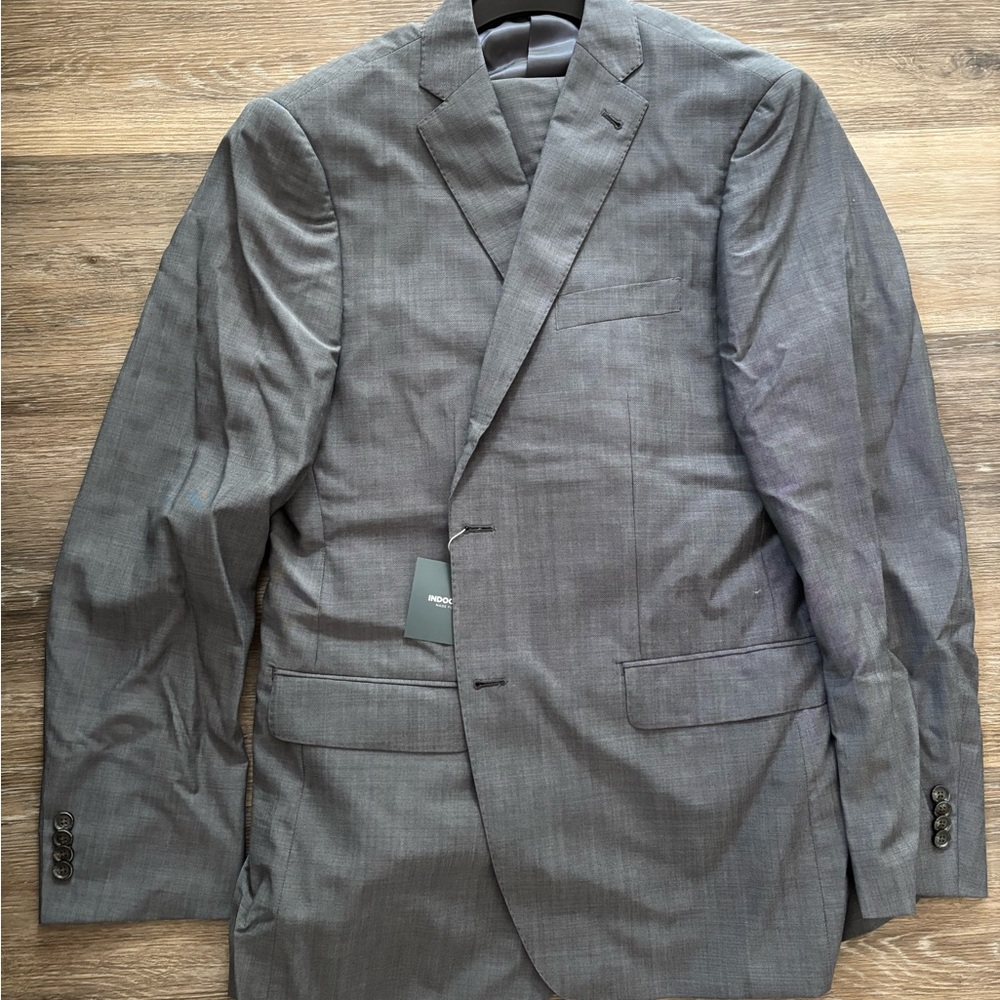 Gray Modern Business Suit with Notch Lapel